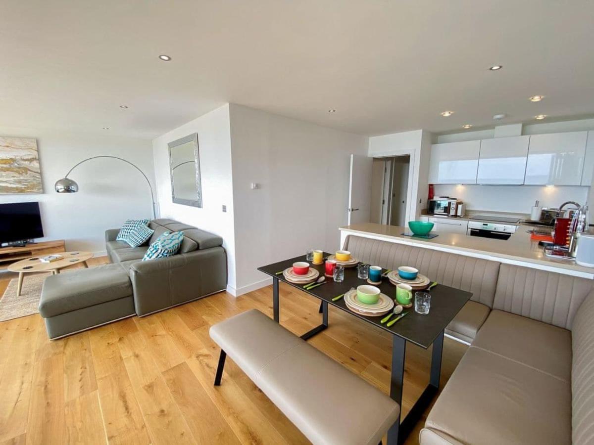 Sunset Waves Sea View Apartment Featuring Panoramic Views & Parking New Quay エクステリア 写真